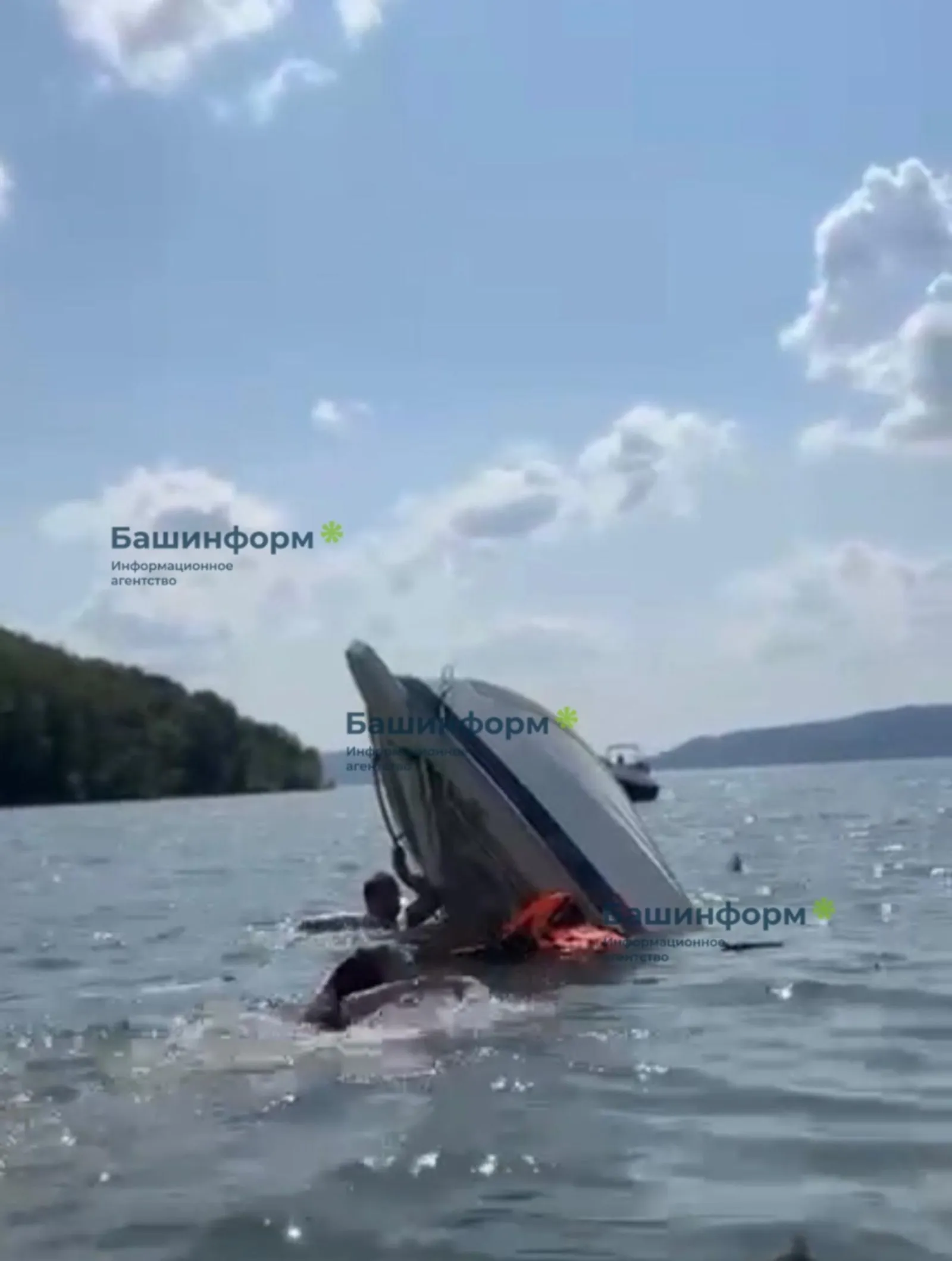 На водохранилище в Башкирии перевернулась лодка с людьми