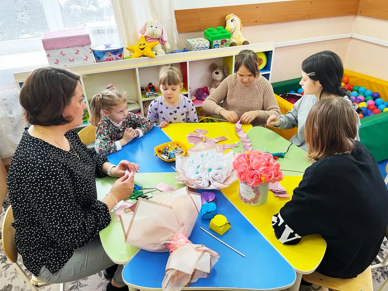 В Буздяке дочь участника СВО провела мастер-класс по плетению из атласных лент