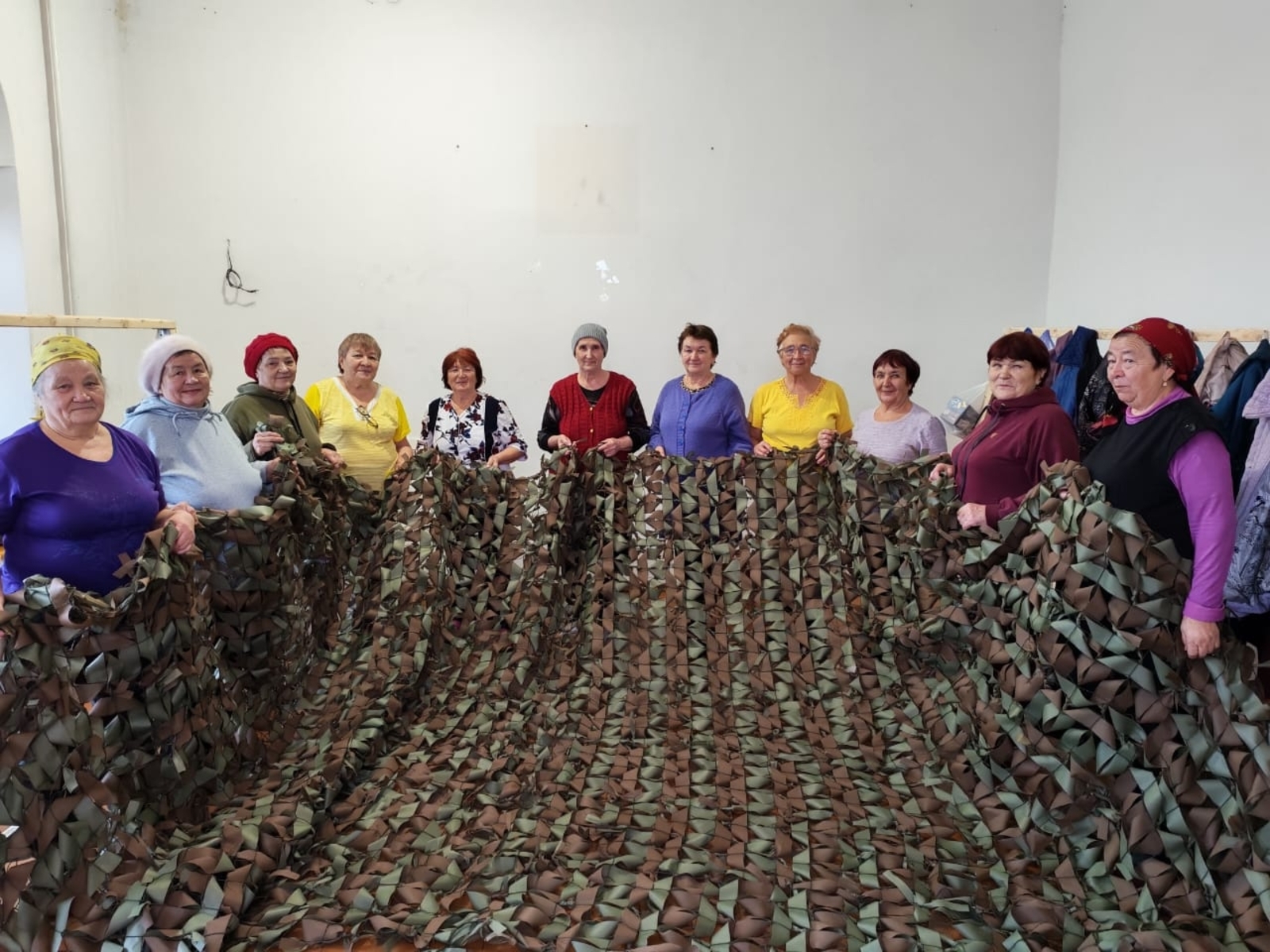 Плетут девчата сети...