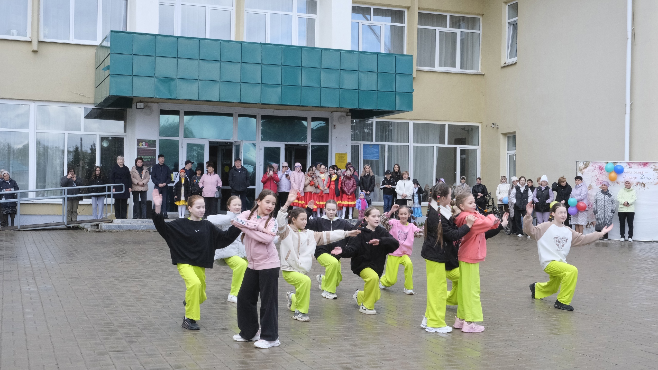 В Буздяке прошел праздничный концерт в честь праздника весны и труда