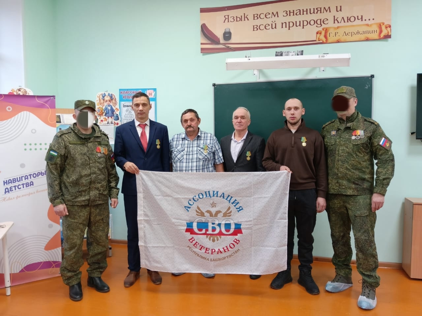 Участники СВО вручили медали волонтерам села Каран