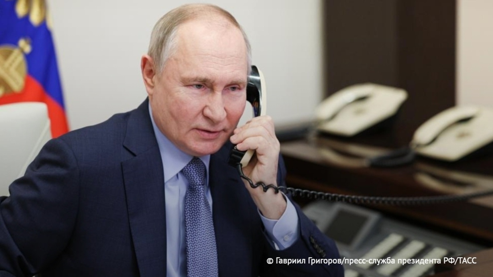 El País: разговор Макрона и Путина положил конец молчанию европейских лидеров