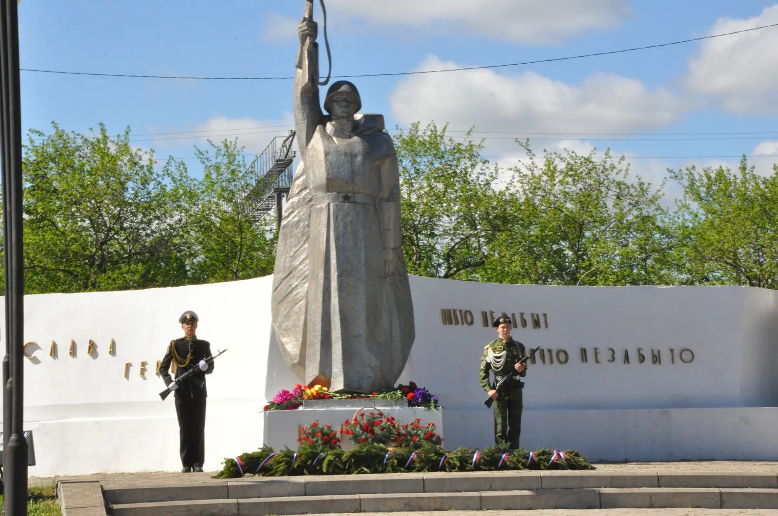 В Буздяке празднование 81-й годовщины Победы началось с возложения цветов