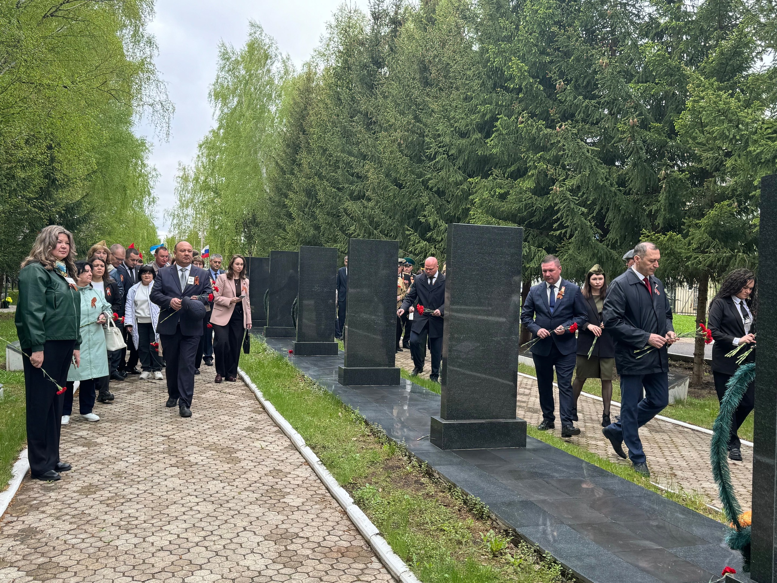 В Буздяке празднование 80-й годовщины Победы в ВОВ началось с возложения цветов