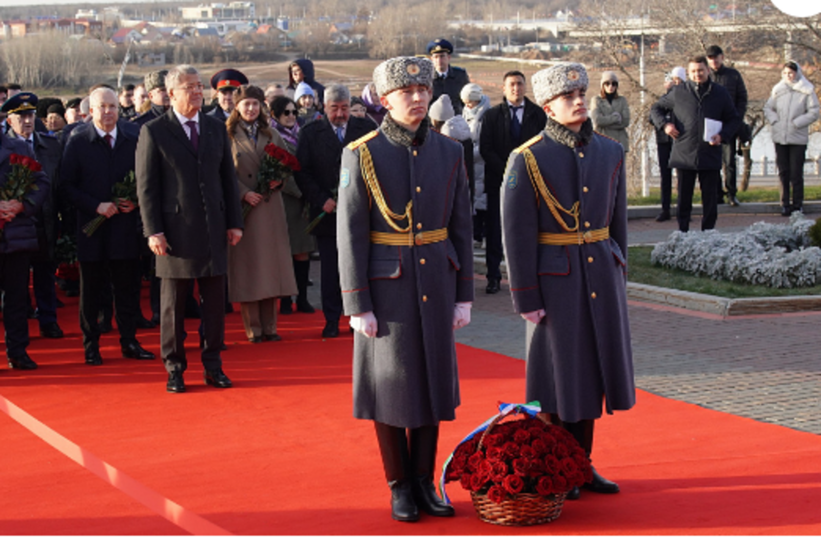 Радий Хабиров возложил цветы к Монументу Дружбы в Уфе