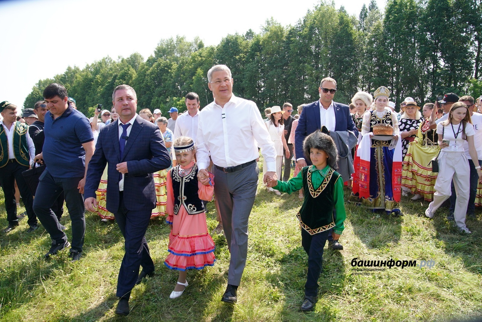 Радий Хабиров посетил сабантуй в Буздяке и встретился с участниками СВО