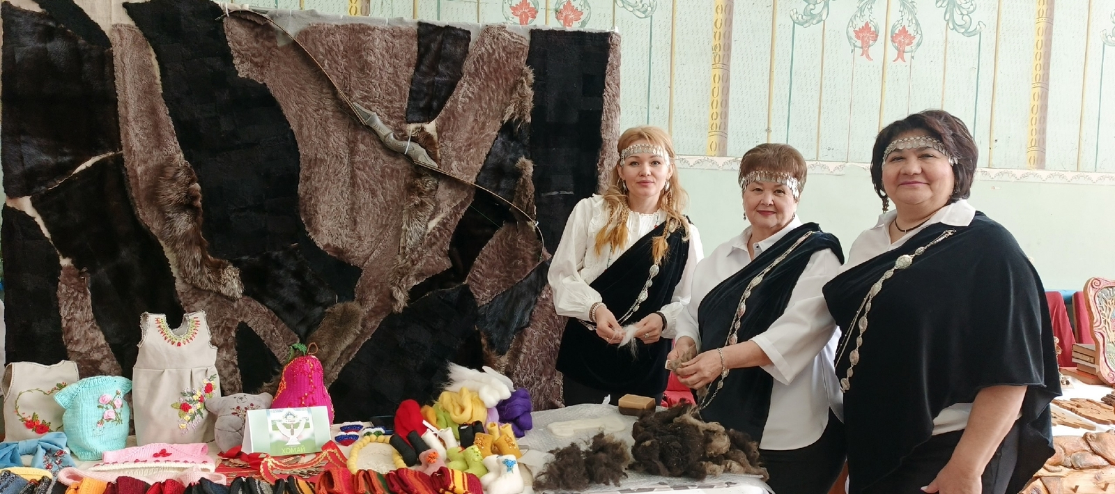 Центр притяжения мероприятия — выставка с работами мастериц