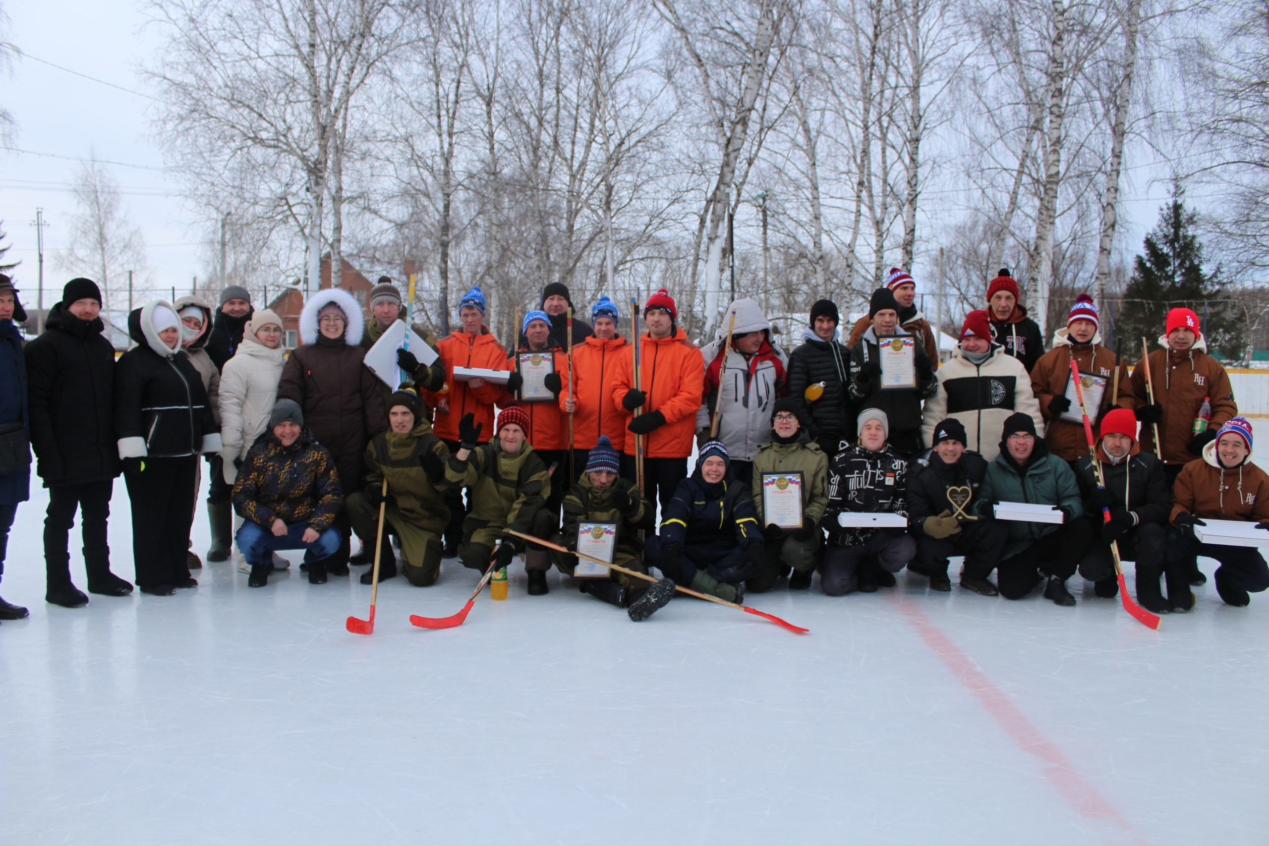 Жители пяти социальных домов собрались вместе на льду буздякского катка