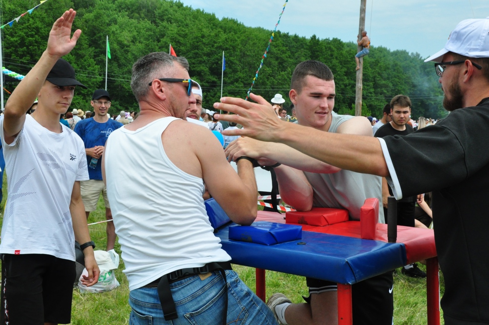Борьба на руках собрала множество зрителей и участников