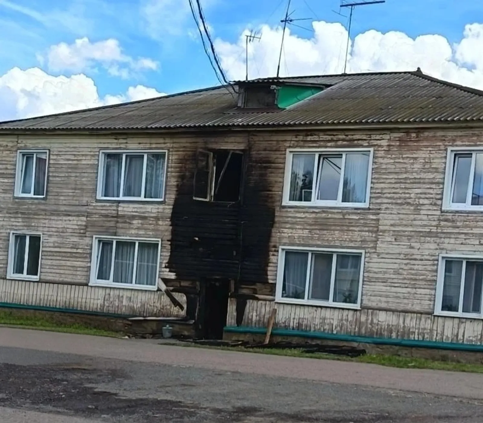 В ходе пожара в селе Буздяк пожарные спасли пенсионерку из огненной ловушки