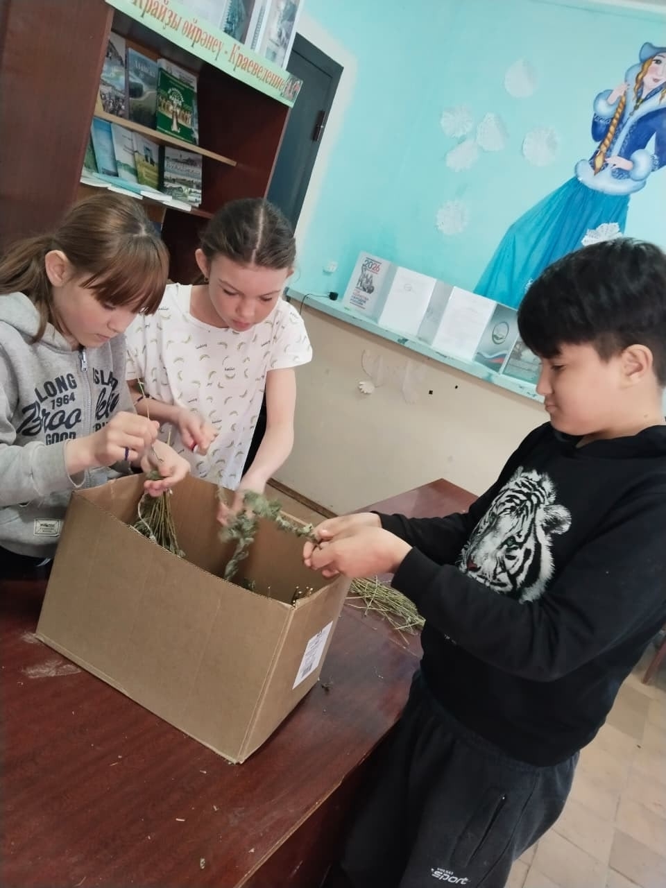 Школьники из села Старые Богады создают чайные наборы для участников СВО