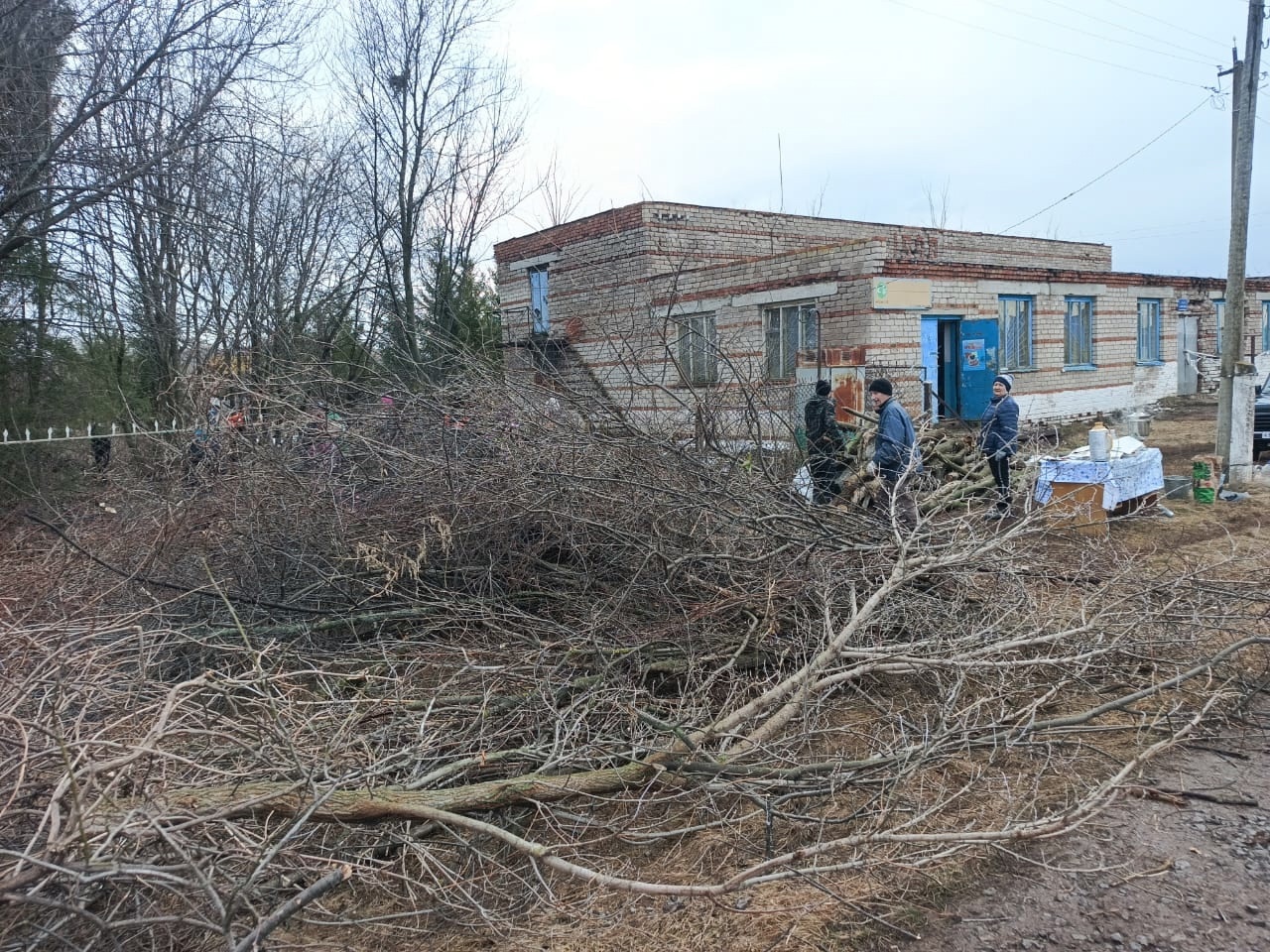 Активные жители села Старый Шигай дружно вышли на субботник