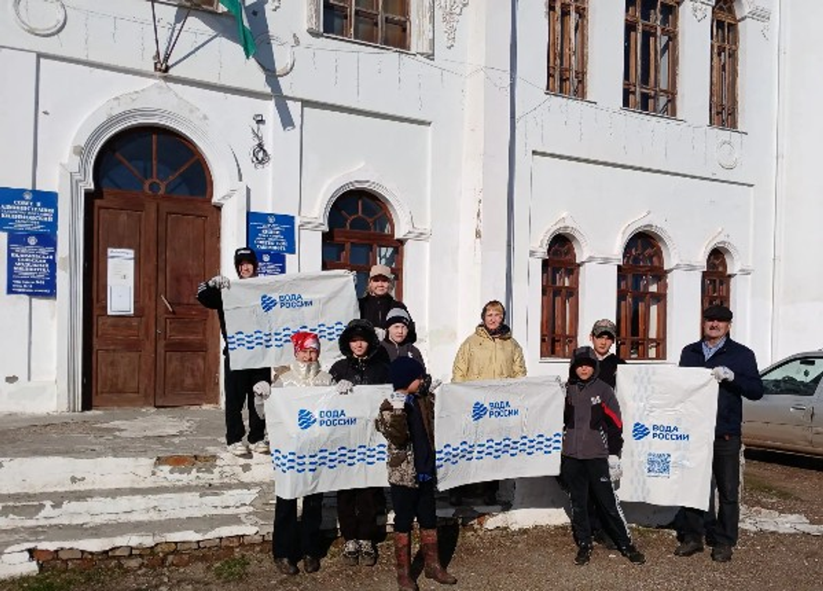 Килимовские школьники очистили берег реки Идяш от мусора