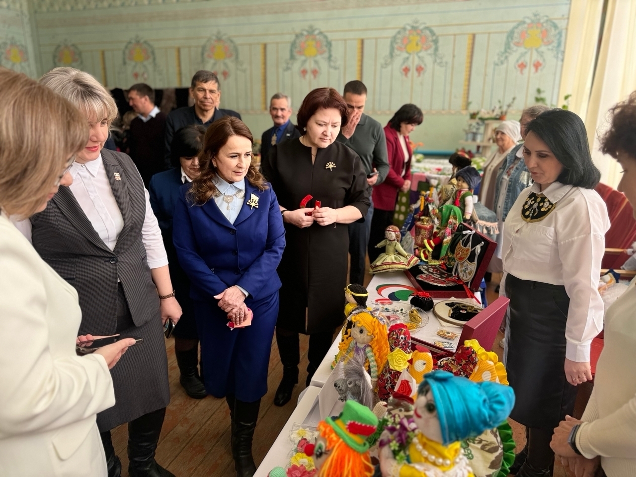 Центр притяжения мероприятия — выставка с работами мастериц