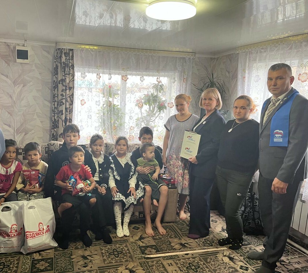 Депутат Совета Буздякского района Урал Зиганшин помогает многодетной семье