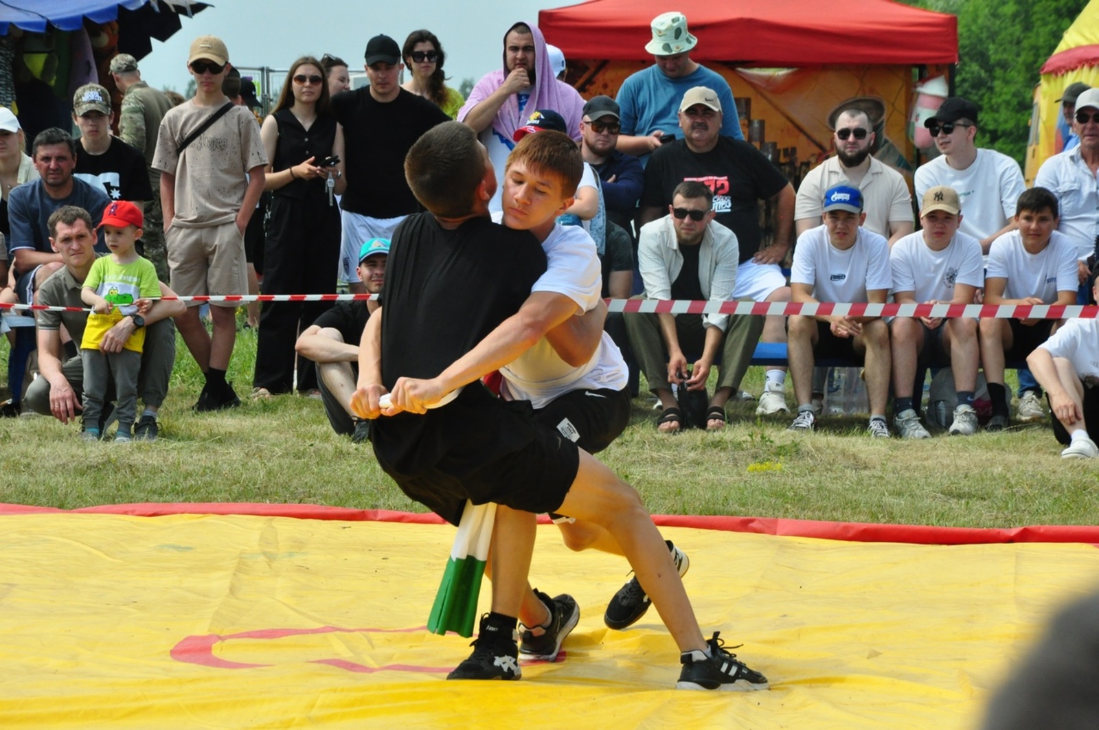 Одним из самых зрелищных состязаний праздника стала национальная борьба корэш