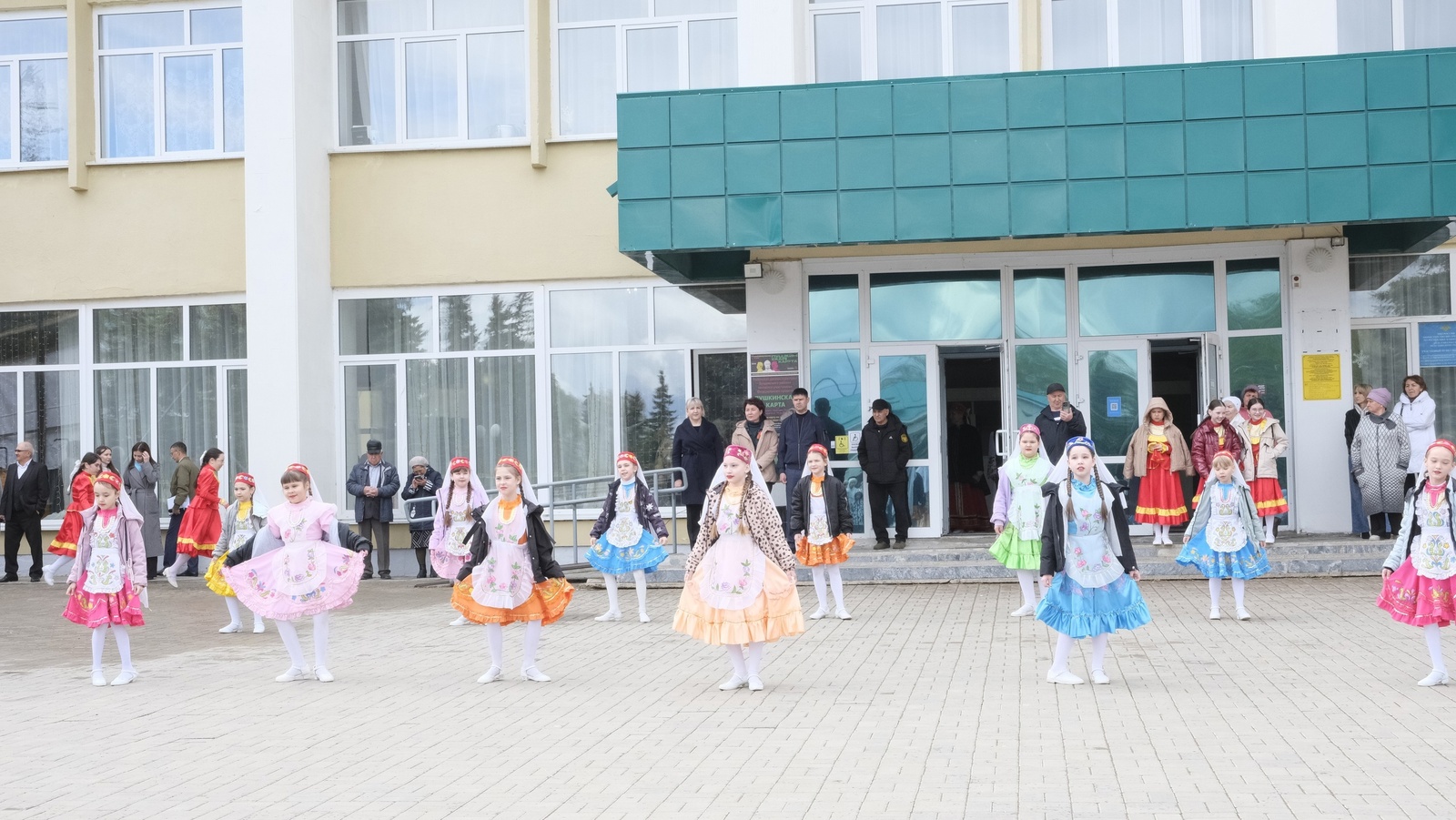 В Буздяке прошел праздничный концерт в честь праздника весны и труда