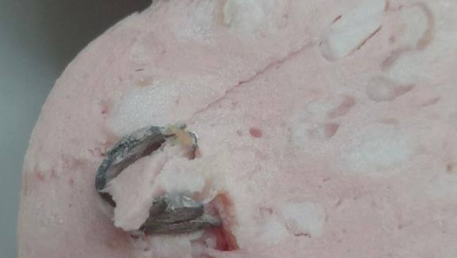 Уфимка обнаружила в колбасе из магазина металлический элемент