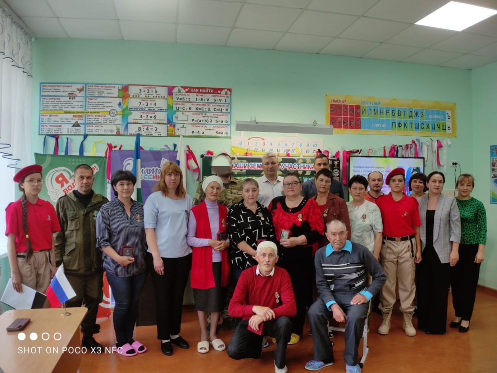 Участник СВО вручил волонтерам села Амирово медали за помощь фронту