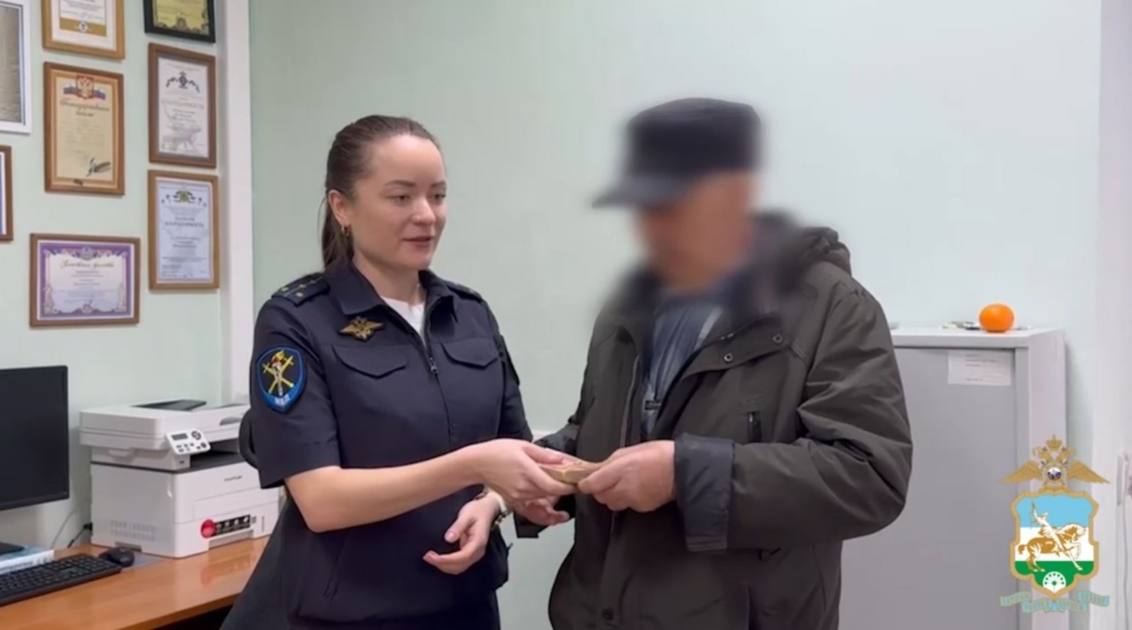 В Башкирии полицейские вернули дедушке похищенную мошенниками пачку денег