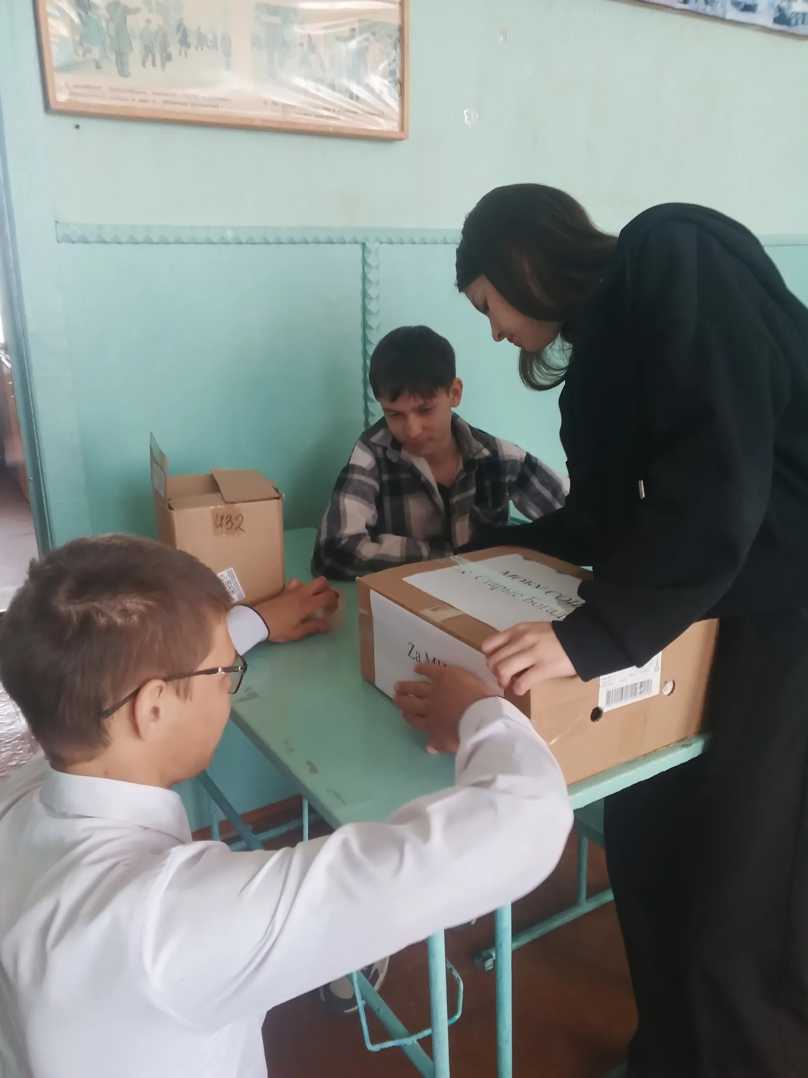 Учащиеся и педагоги школы с. Старые Богады собрали гуманитарную помощь бойцам