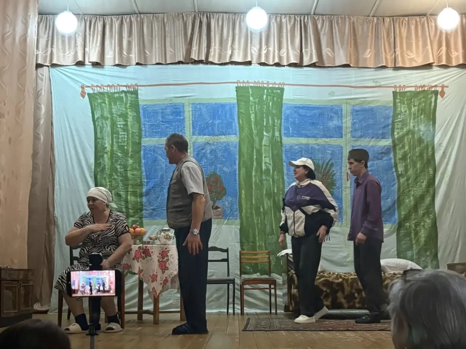 В Амировском СДК представили праздничную постановку комедийной пьесы