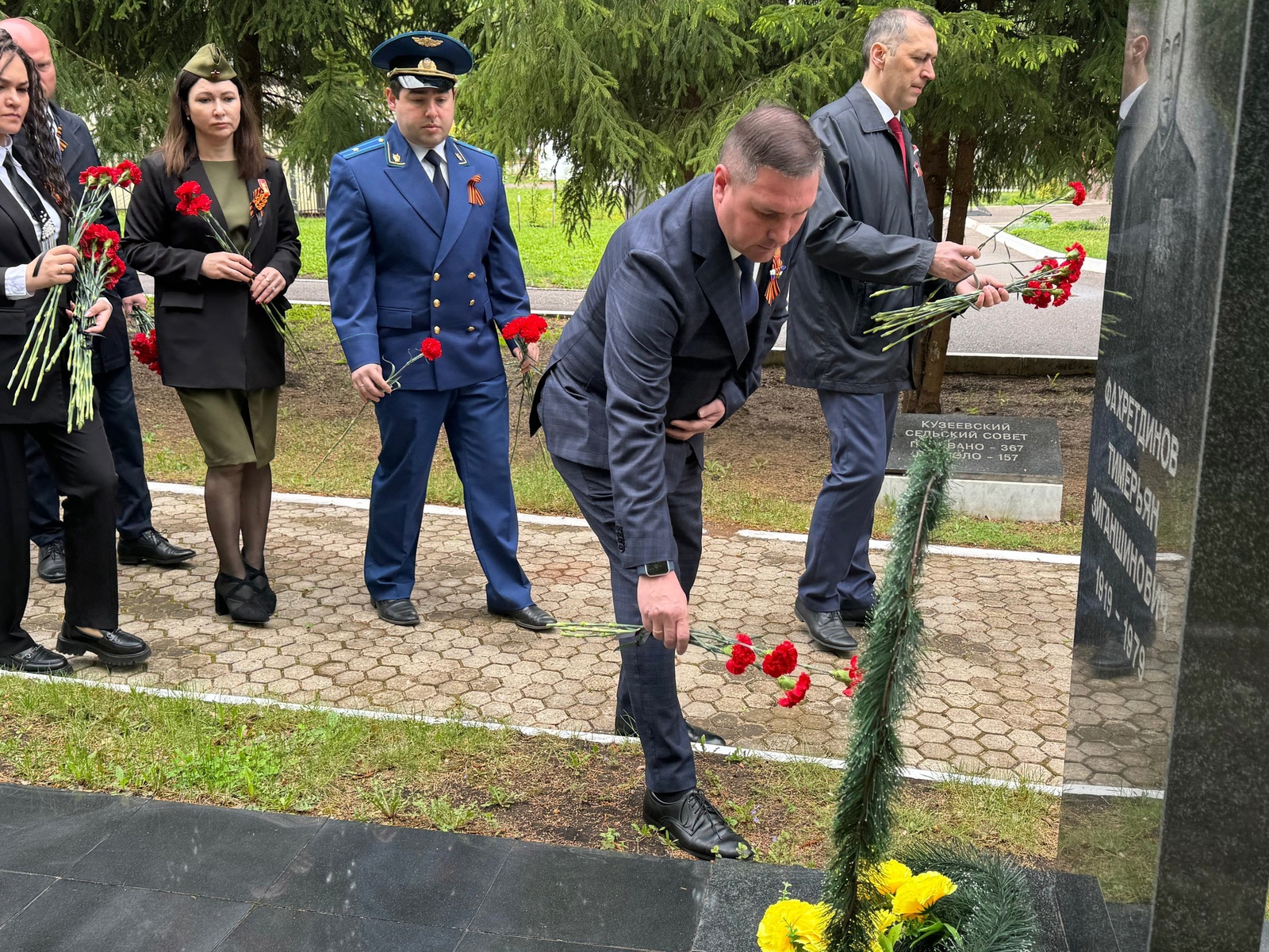 В Буздяке празднование 80-й годовщины Победы в ВОВ началось с возложения цветов