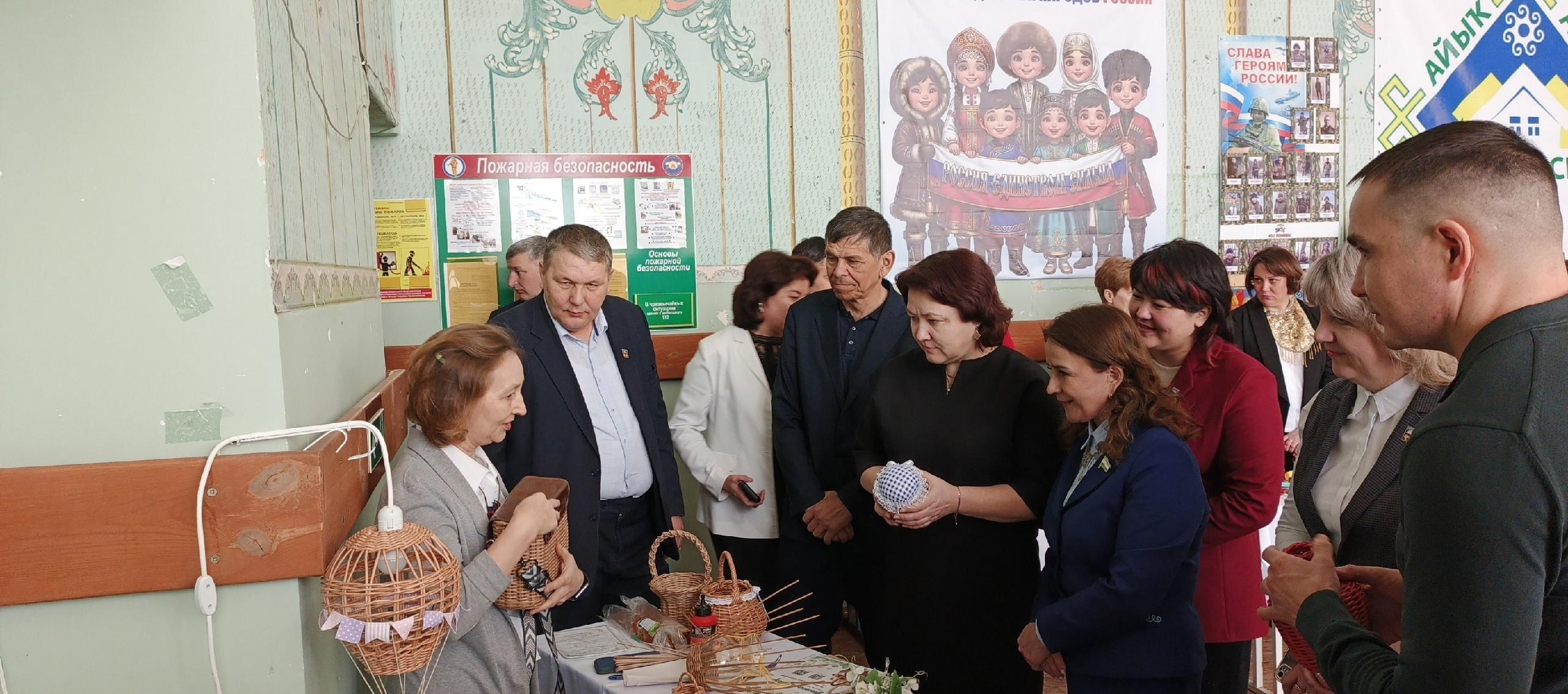 Центр притяжения мероприятия — выставка с работами мастериц