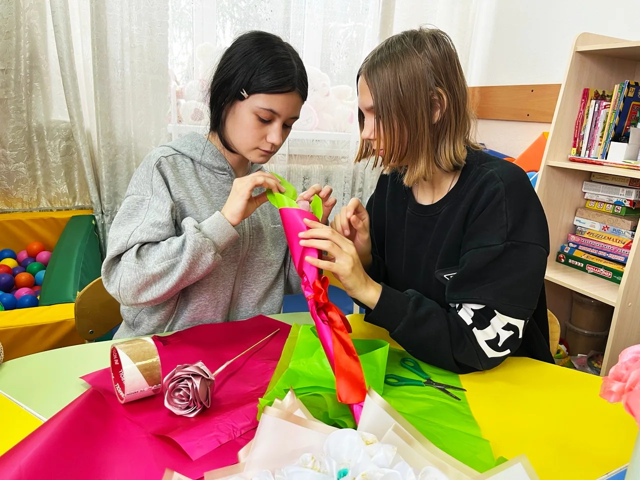 В Буздяке дочь участника СВО провела мастер-класс по плетению из атласных лент