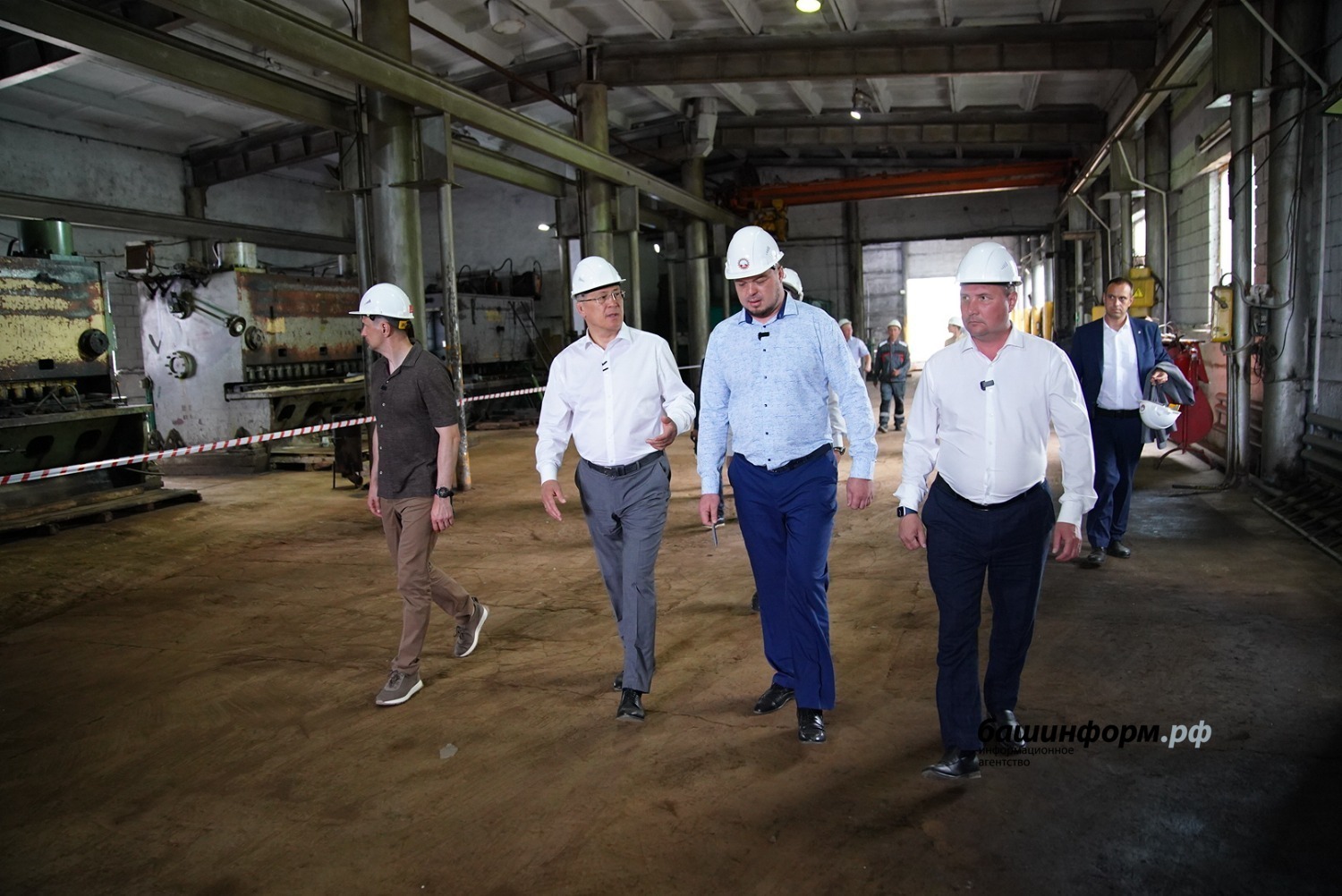 Главе Башкортостана показали работу металлопрокатного завода в Буздяке