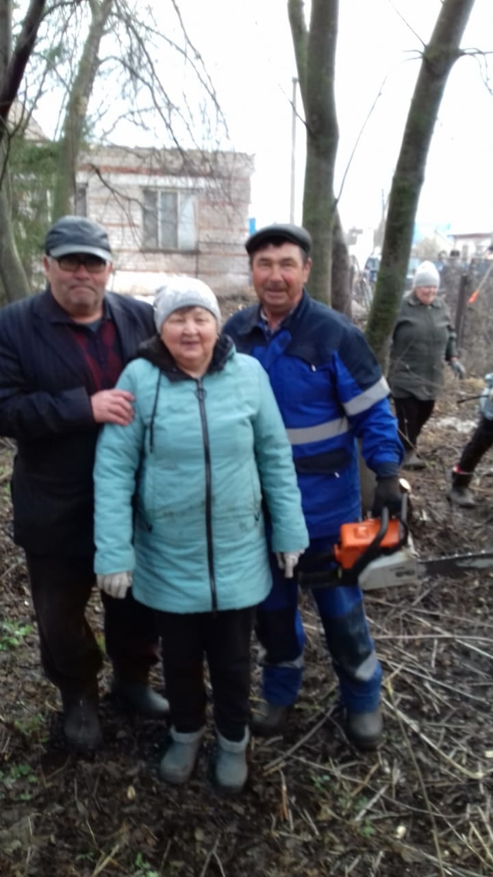 Активные жители села Старый Шигай дружно вышли на субботник