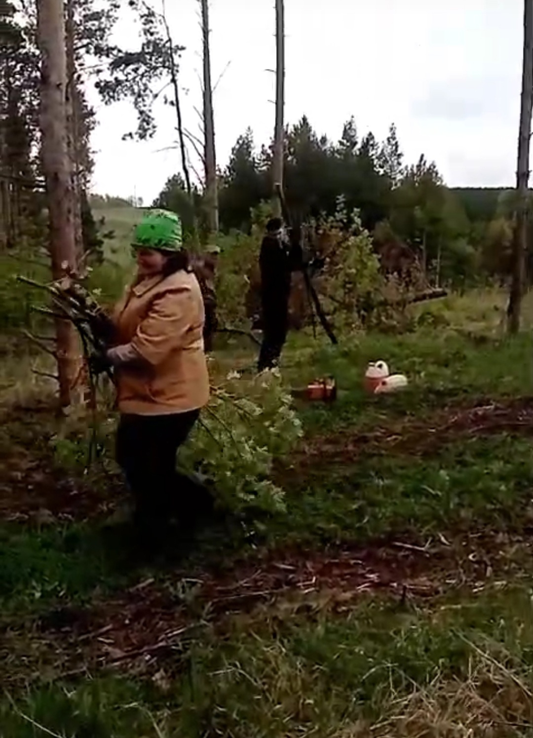 Очередной субботник прошел на одном из кладбищ села Урзайбашево