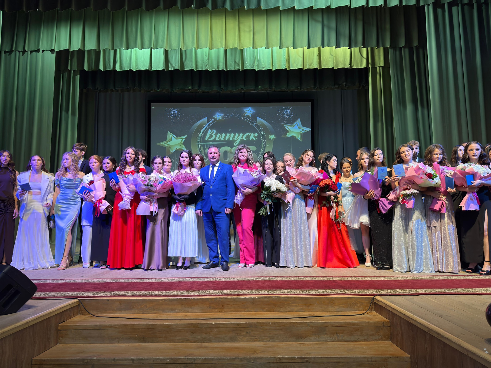 Светлых вам дорог, выпускники!