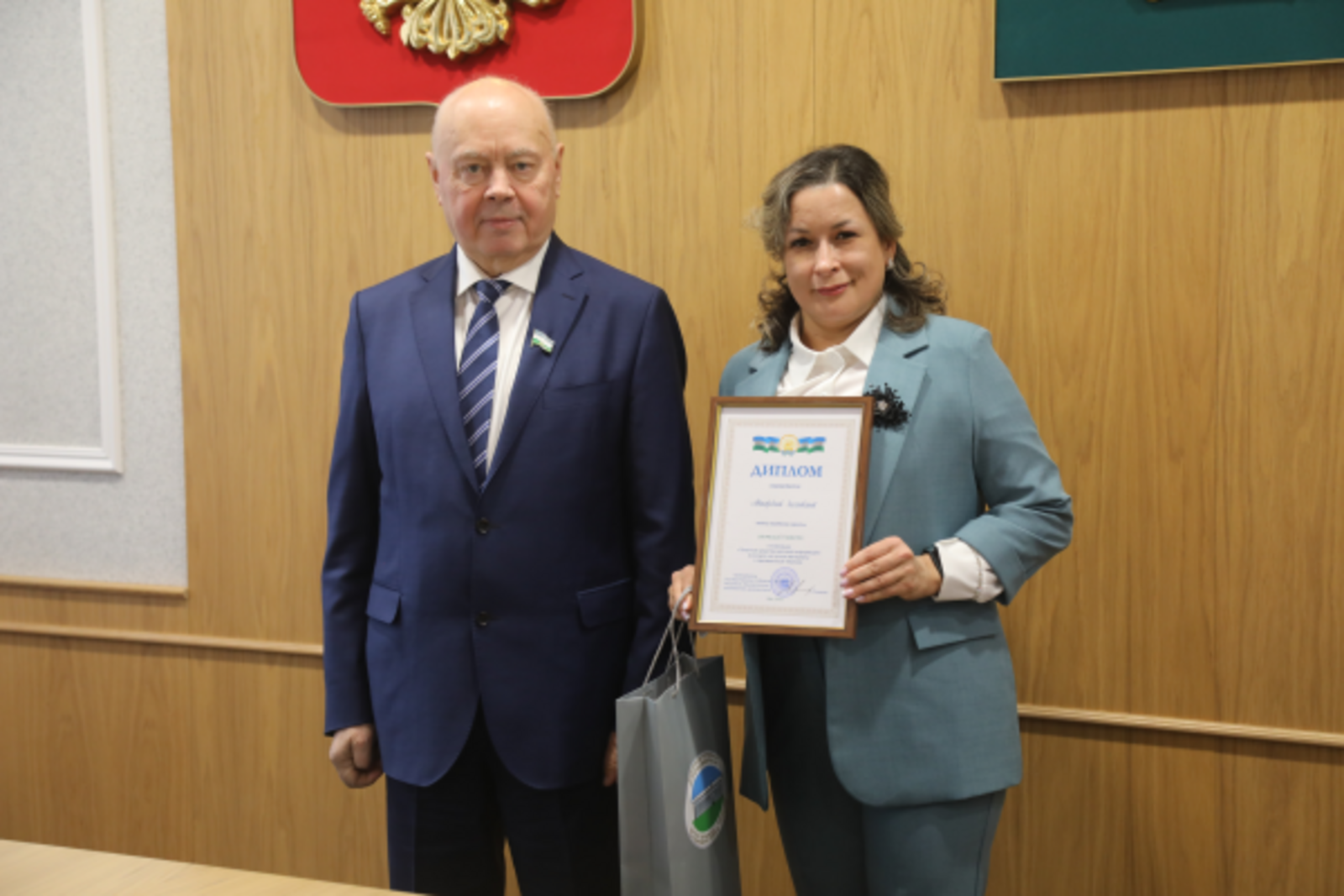 Константин Толкачев вручил награду редакции газеты «Буздякские новости»