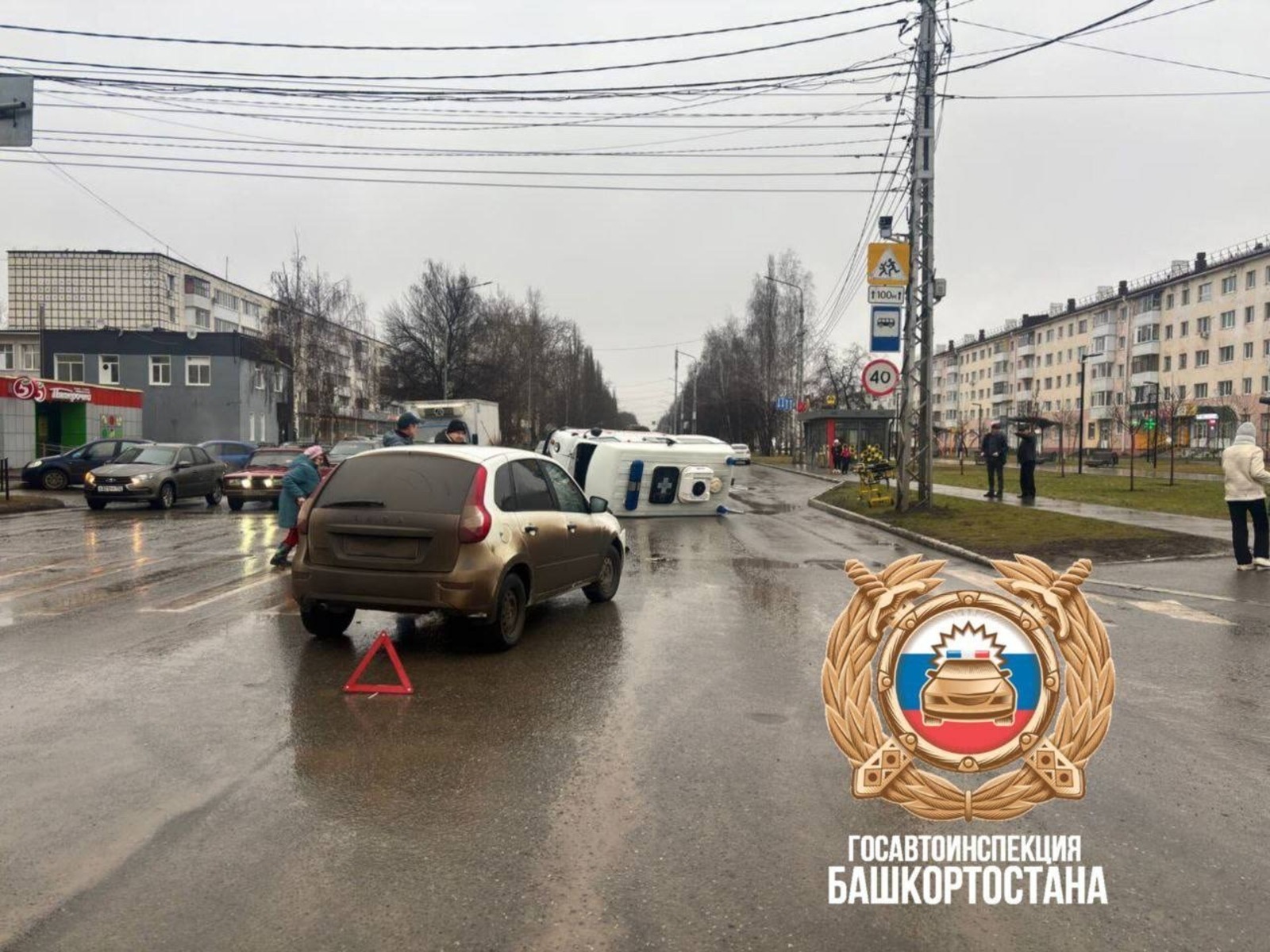 В Башкирии в ДТП опрокинулась машина скорой помощи