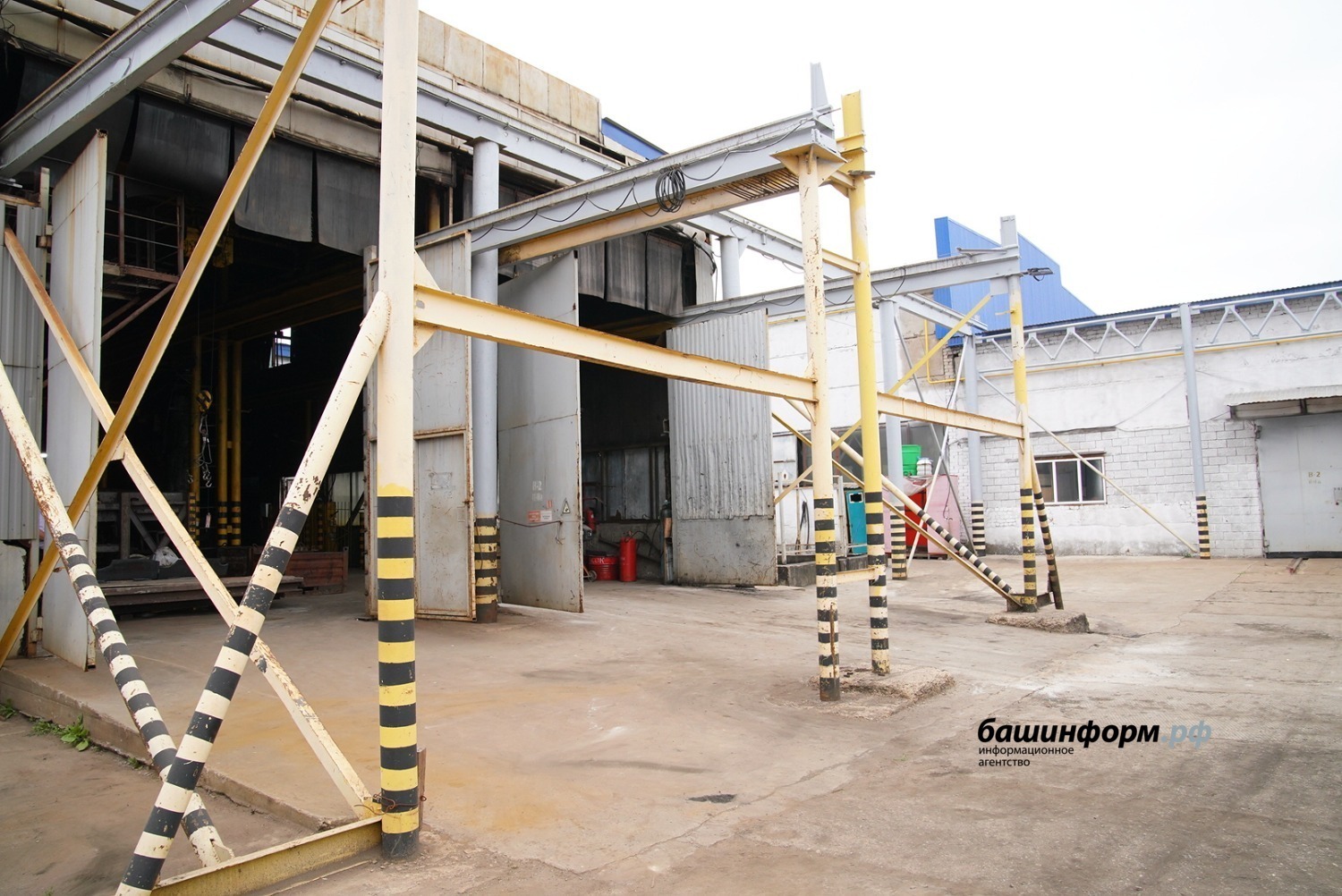 Главе Башкортостана показали работу металлопрокатного завода в Буздяке