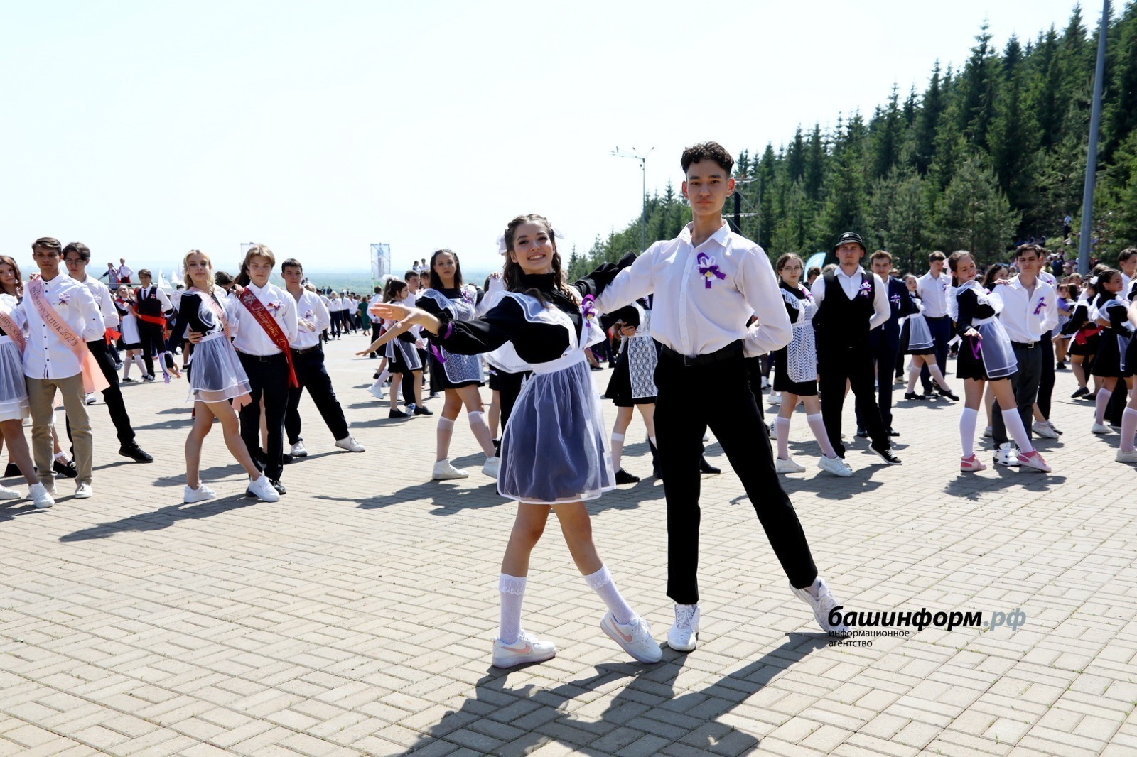 Названы дни проведения последнего звонка и выпускного-2026 в школах