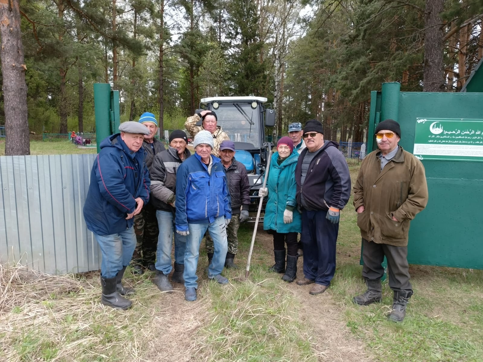 Жители и выходцы Киязибашево провели субботник на территории местного кладбища