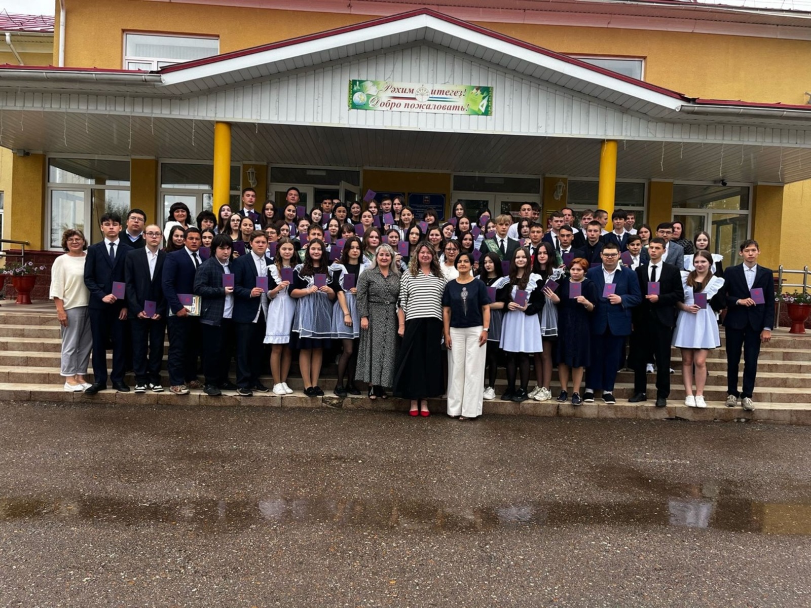 Сегодня в школе №2 села Буздяк вручили аттестаты выпускникам 9 классов