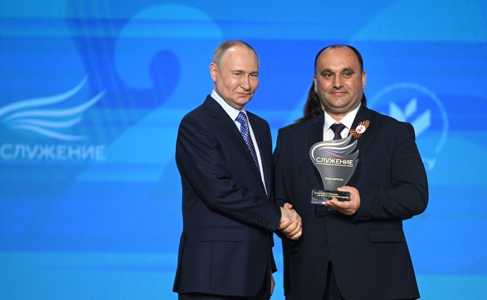Владимир Путин наградил победителя премии «Служение»