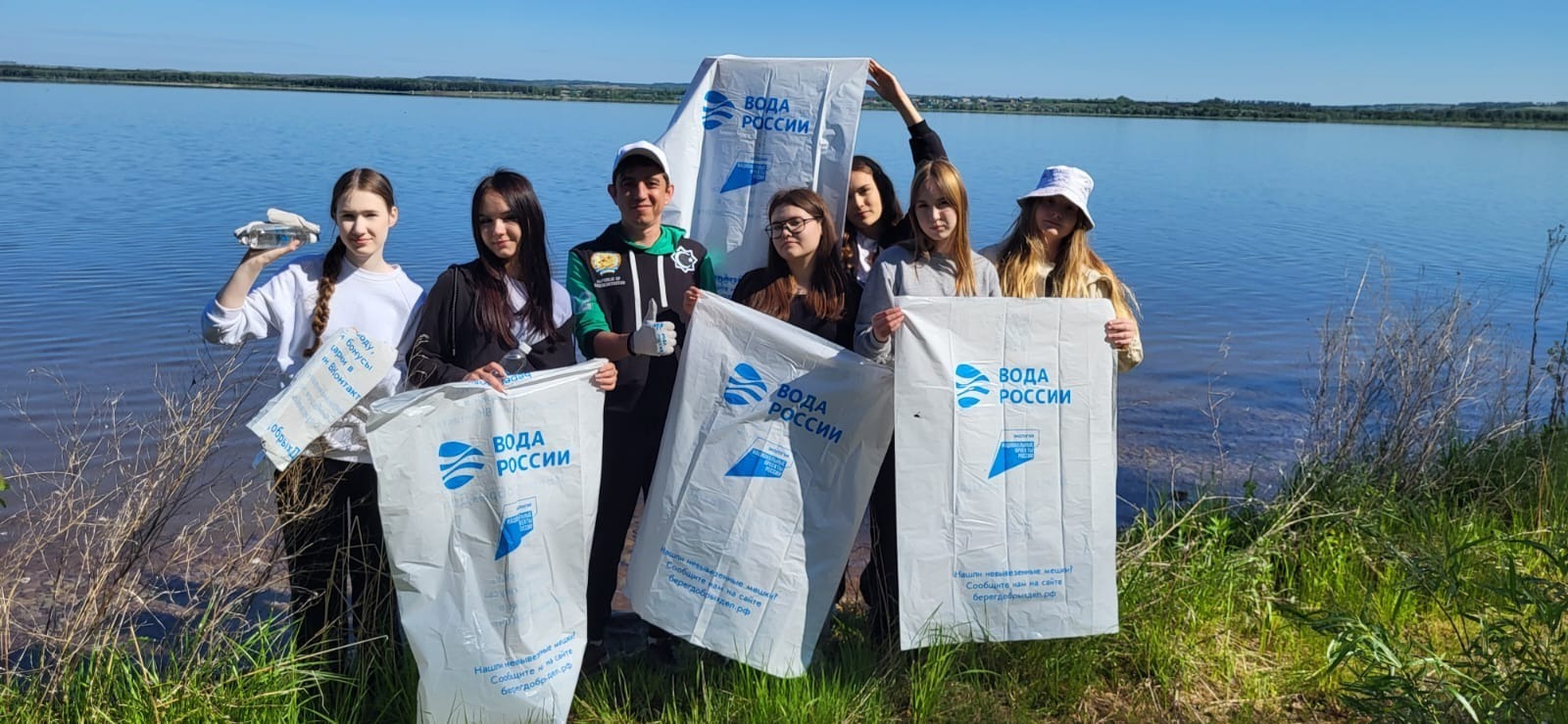 В Башкирии волонтеры очистили от мусора берега озера Кандрыкуль