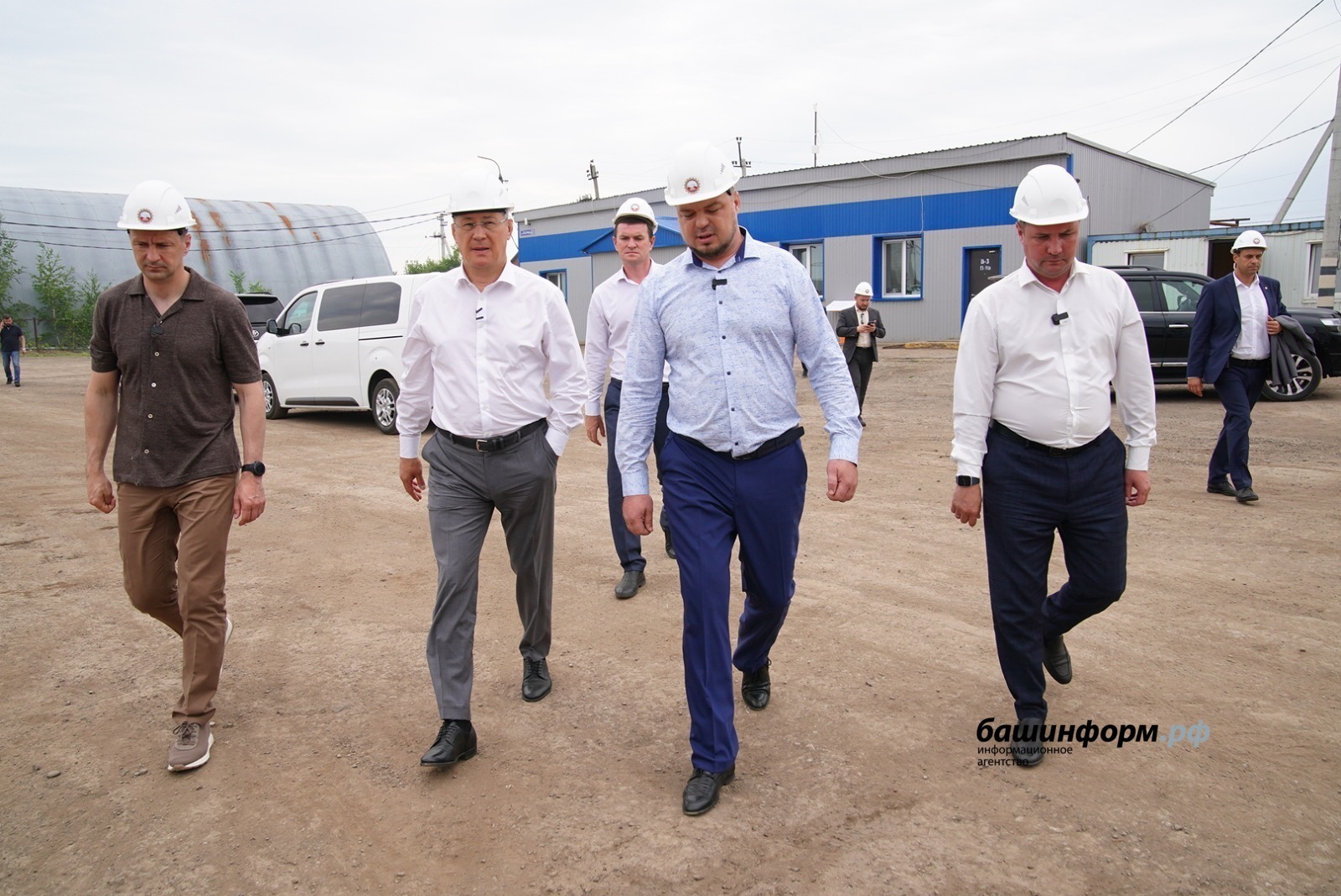 Главе Башкортостана показали работу металлопрокатного завода в Буздяке