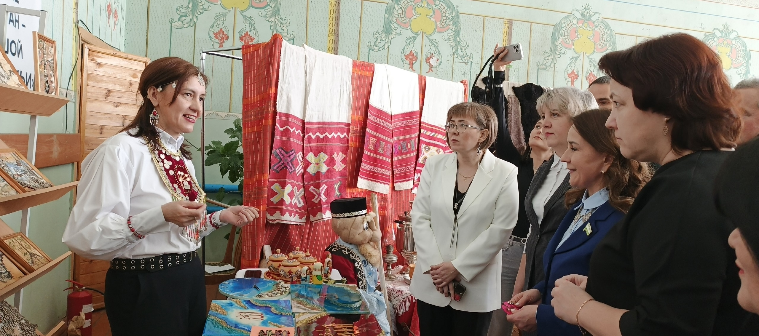 Центр притяжения мероприятия — выставка с работами мастериц