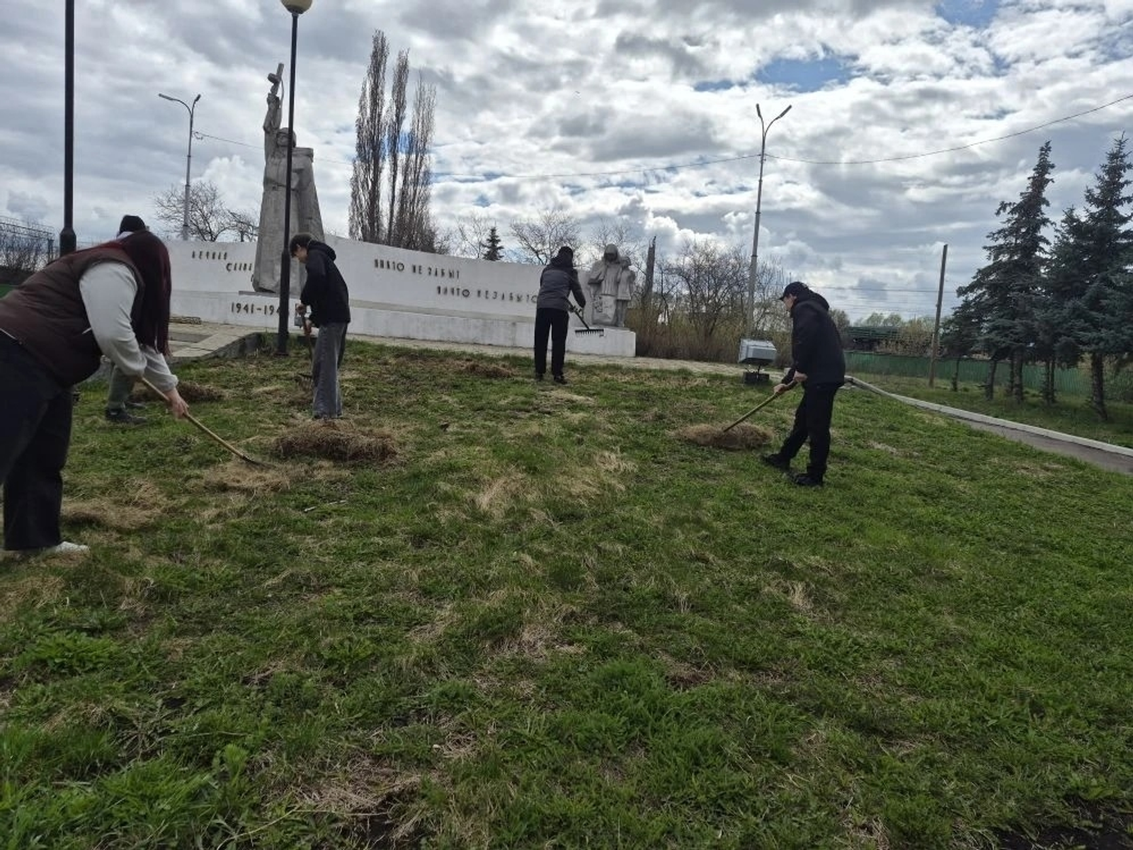 Чистоту у памятника павшим в годы ВОВ навели буздякские школьники