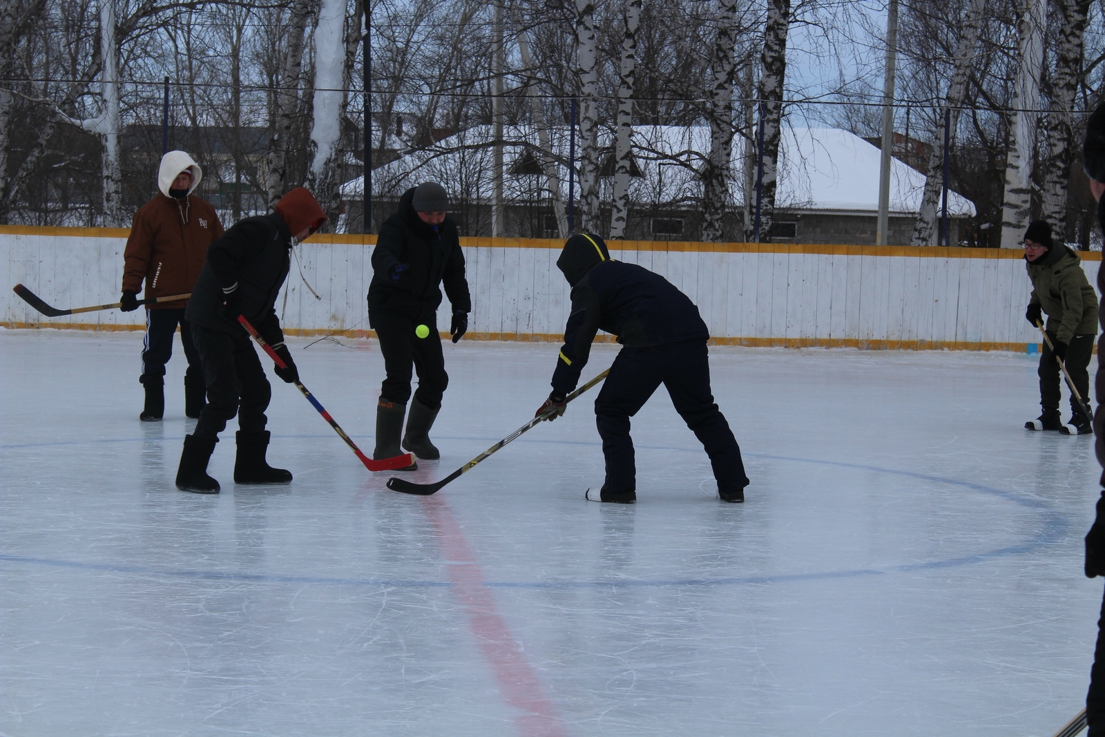 Жители пяти социальных домов собрались вместе на льду буздякского катка