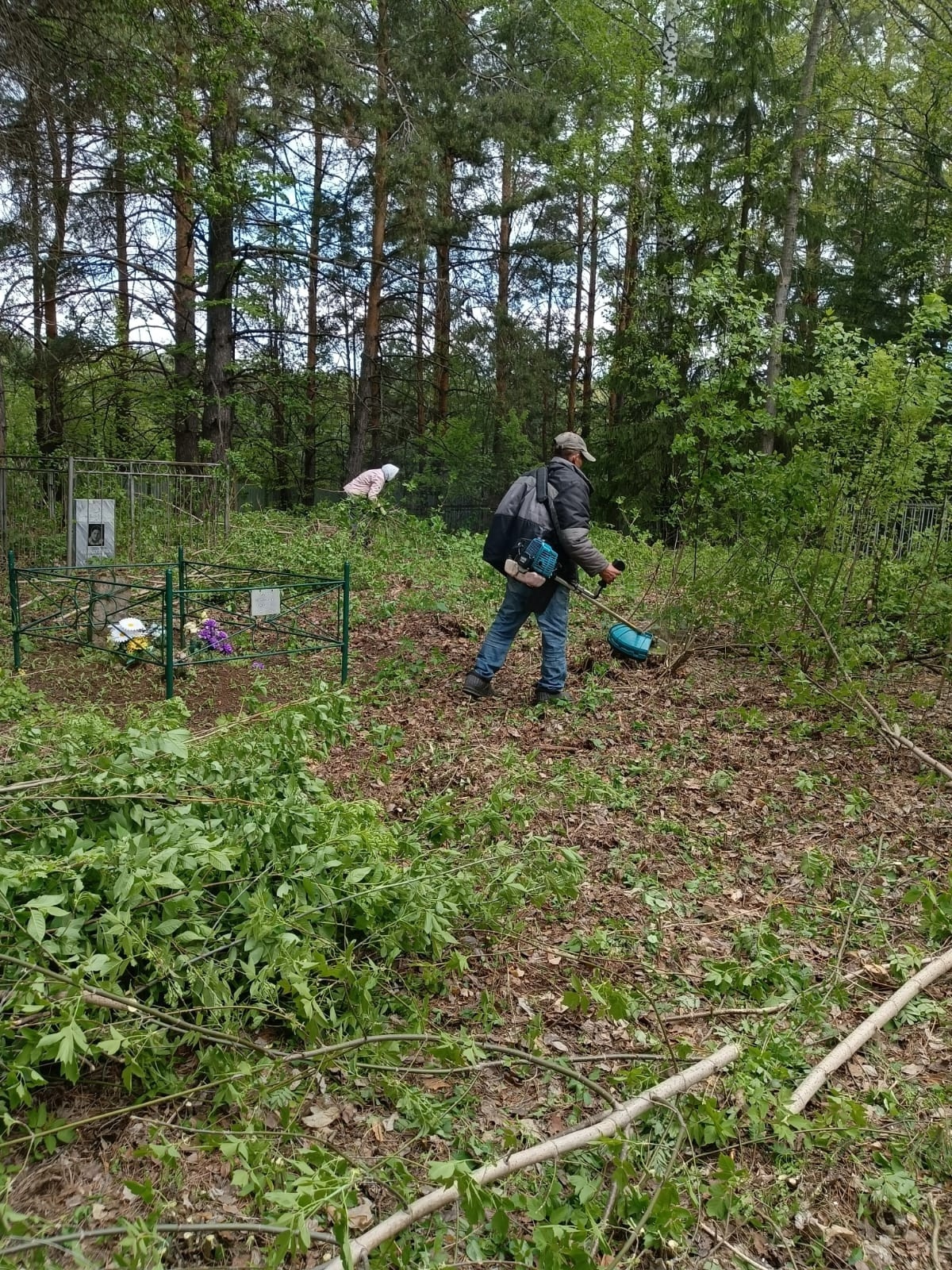 Жители и выходцы Киязибашево провели субботник на территории местного кладбища