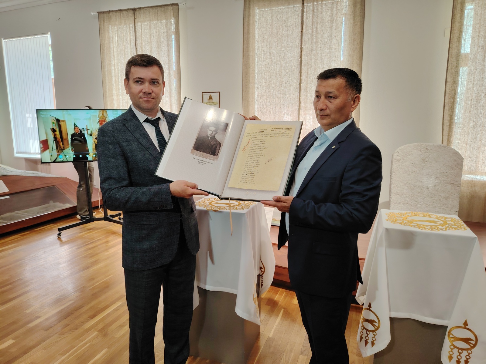 Копию эпоса «Урал-батыр» передали в фонд Евразийского музея кочевых цивилиз