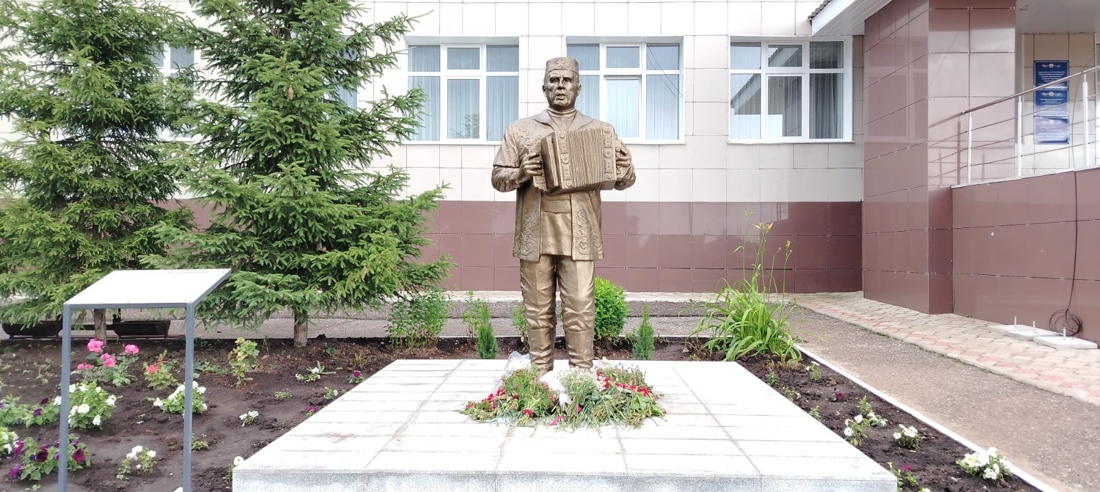 В Башкирии установили памятник известному певцу Фану Валиахметову