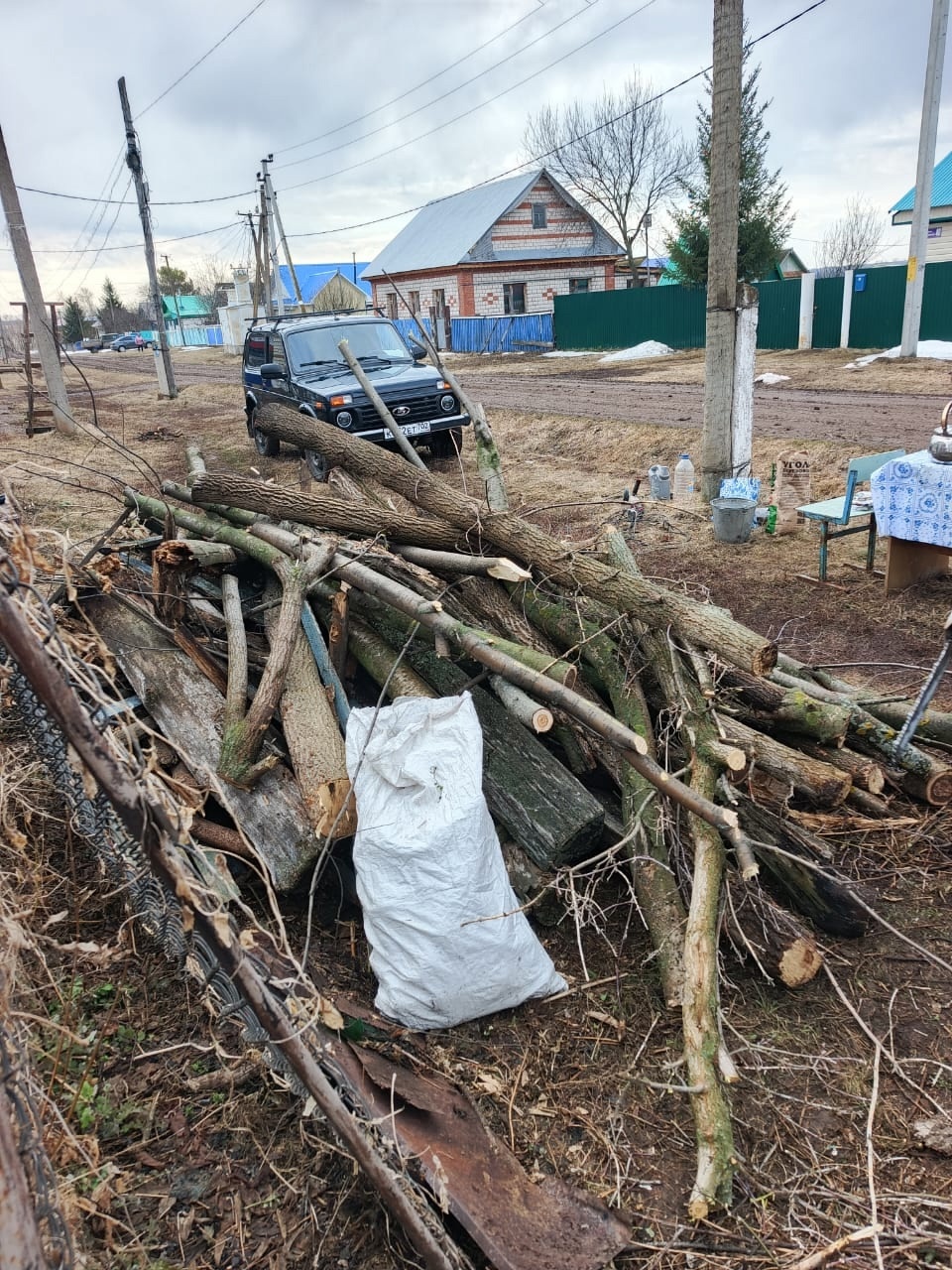 Активные жители села Старый Шигай дружно вышли на субботник
