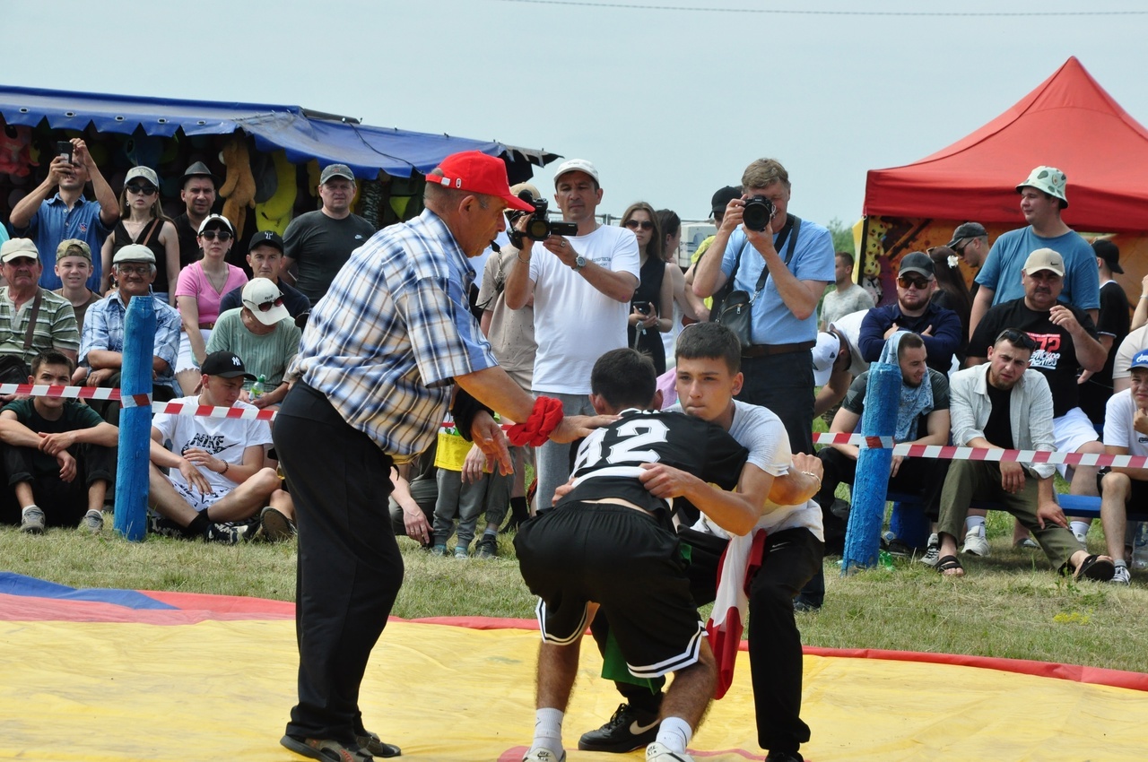 Одним из самых зрелищных состязаний праздника стала национальная борьба корэш